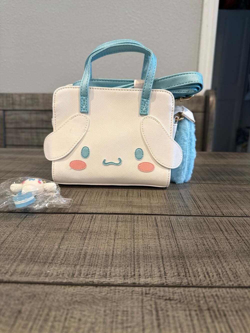 Sanrio Cinnamoroll Kawaii Face Crossbody Handbag with Furry Tail and Keychain